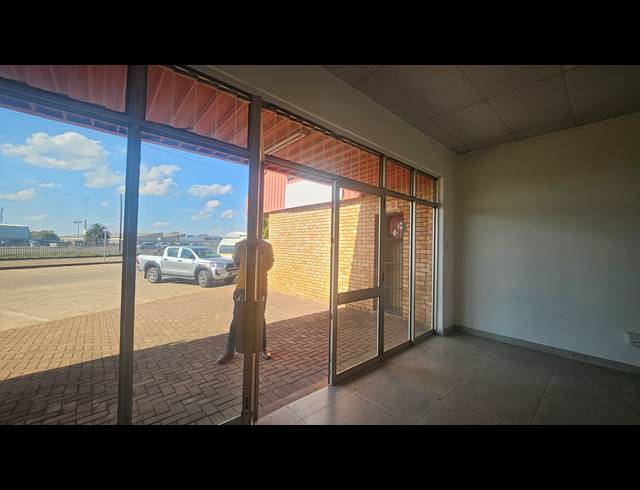 90M² RETAIL TO LET IN ROSSLYN